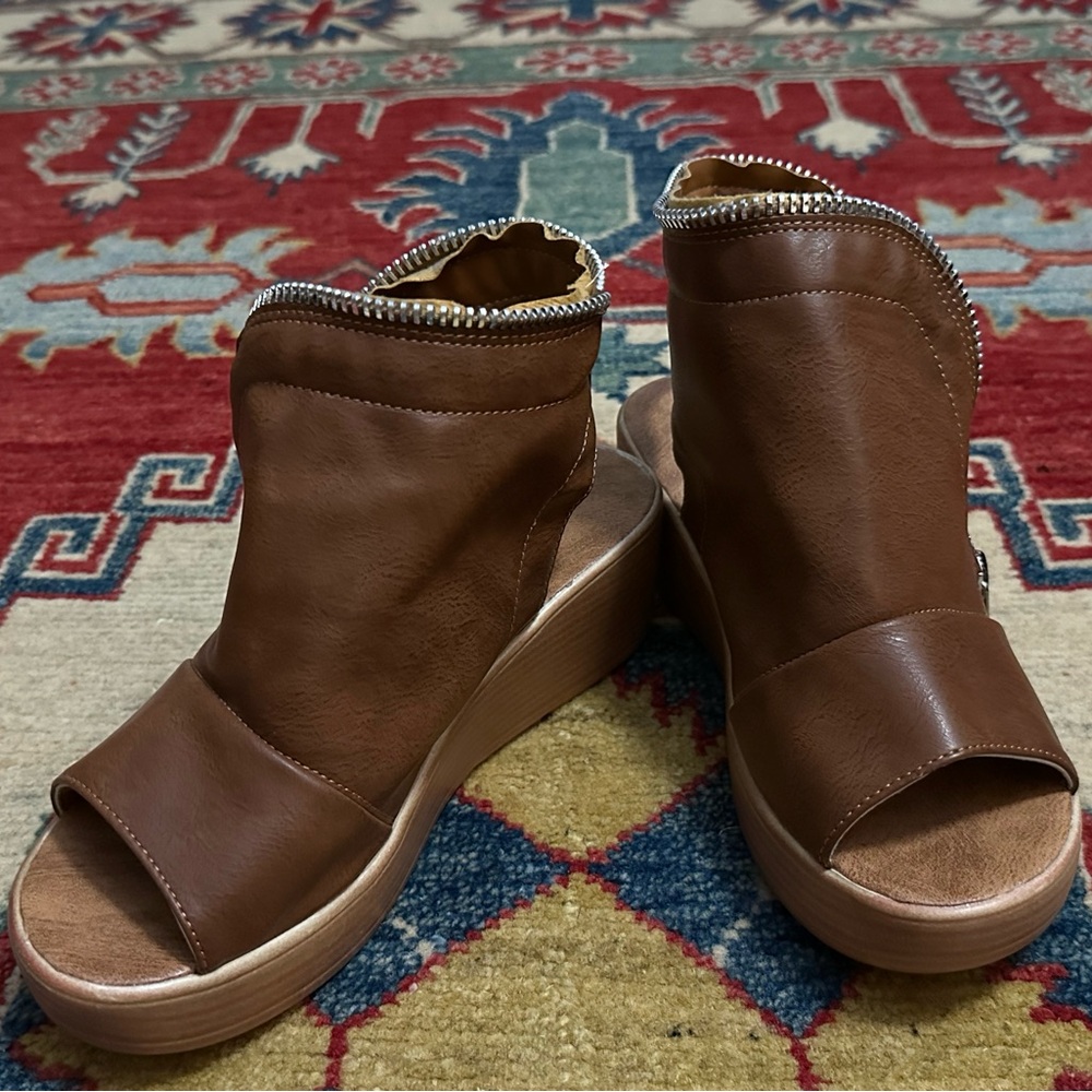 Women’s Size 7 wedge sandals, shoes. New without box.